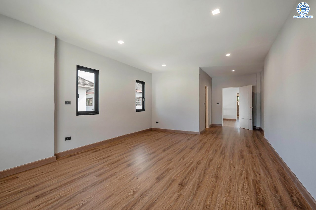 บ้านเดี่ยวฟิลคฤหาสน์มือสองตกแต่งใหม่ แบรนด์ LH ดีไซน์สุดหรูหรา โครงการ ลดาวัลย์ ปิ่นเกล้า เนื้อที่ 178.6 ตร.ว. บนพื้นที่ใช้สอยถึง 651.84 ตร.ม. ฟังก์ชันจัดเต็ม 5 ห้องนอน 7 ห้องน้ำ  1 ห้องแม่บ้าน จอดรถได้ถึง 3 คัน ทำเลศักยภาพติดถนนบรมราชชนนี เชื่อมต่อหลายเส้นทาง ใกล้มหาวิทยาลัยมหิดล และเซ็นทรัลศาลายา